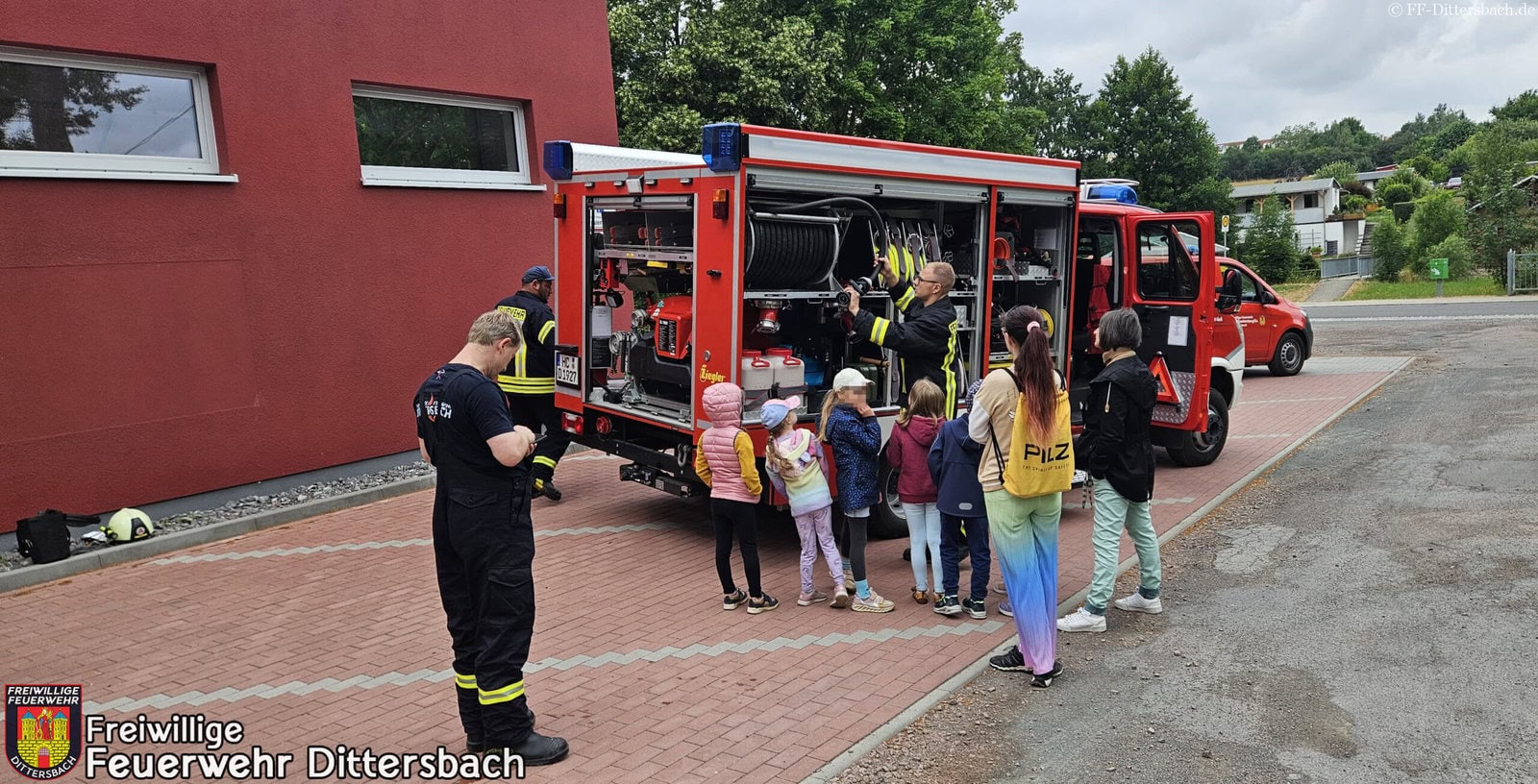 Vorschulkinder zu Besuch bei der Feuerwehr.